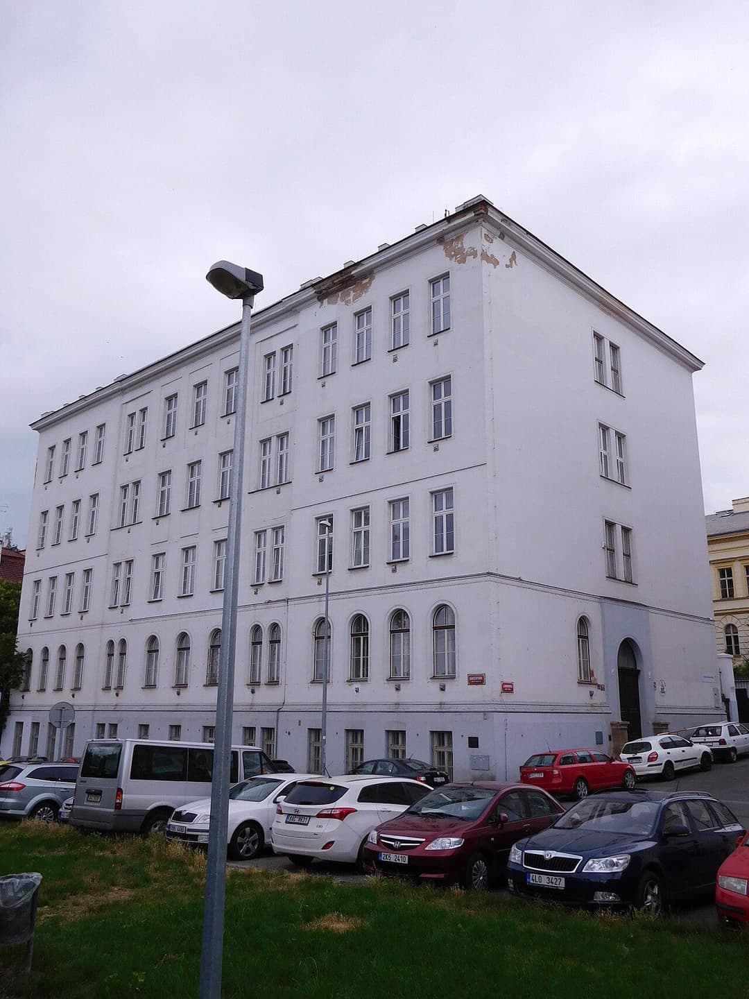 Вища школа AMBIS, АТ — 5