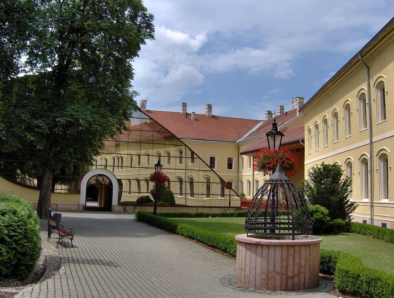 Faculty of Economics and Informatics — 4
