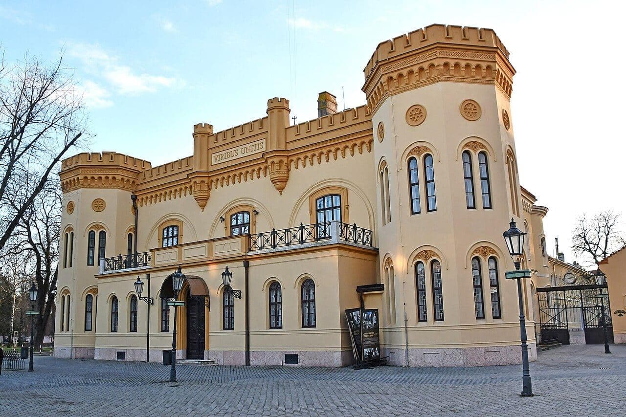 Faculty of Economics and Informatics — 5