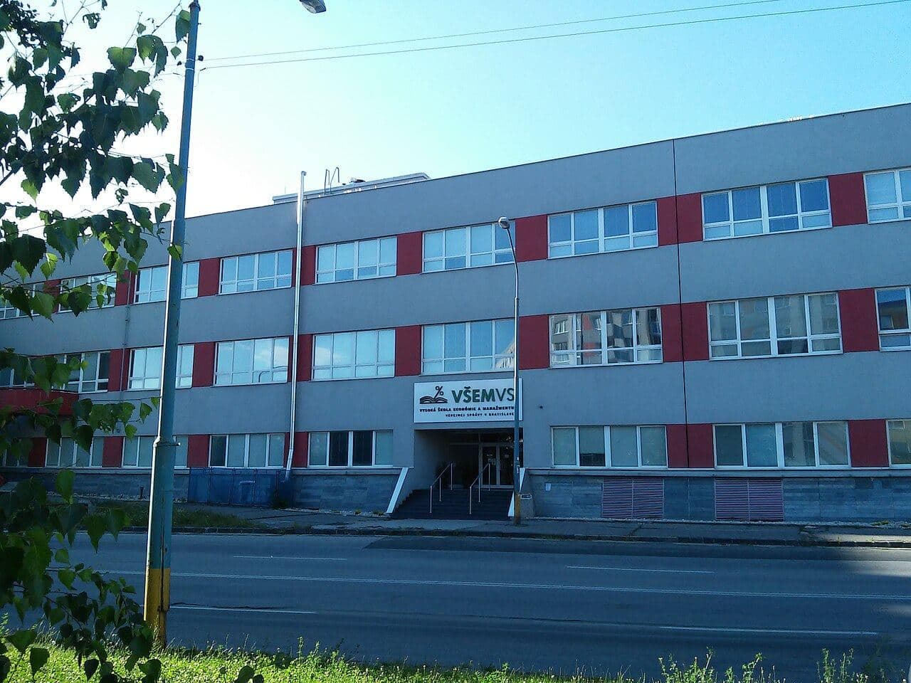 Вища школа економіки та менеджменту в Братиславі — 3
