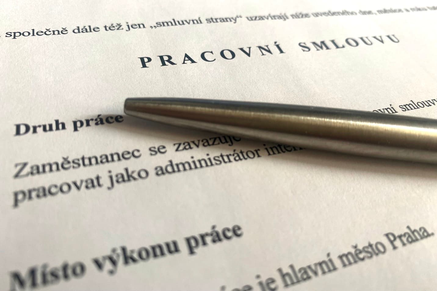 Трудовой договор в Чехии: что обязательно проверить перед подписанием