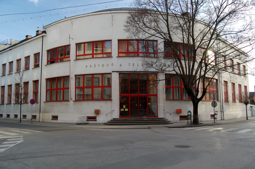 будівля пошти в словацькому місті з написом «Poštový a telegrafný úrad» на фасаді