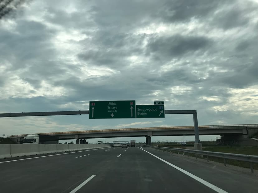 вказівники над трасою D1 біля Senec — напрямки Žilina, Trnava і з'їзд Senec-východ