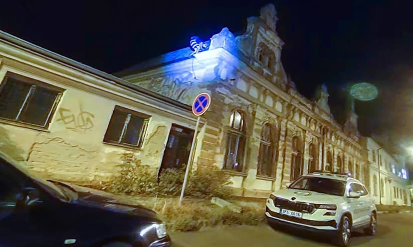 У Братиславі поліція затримала двох чоловіків за крадіжку мідної покрівлі з даху
